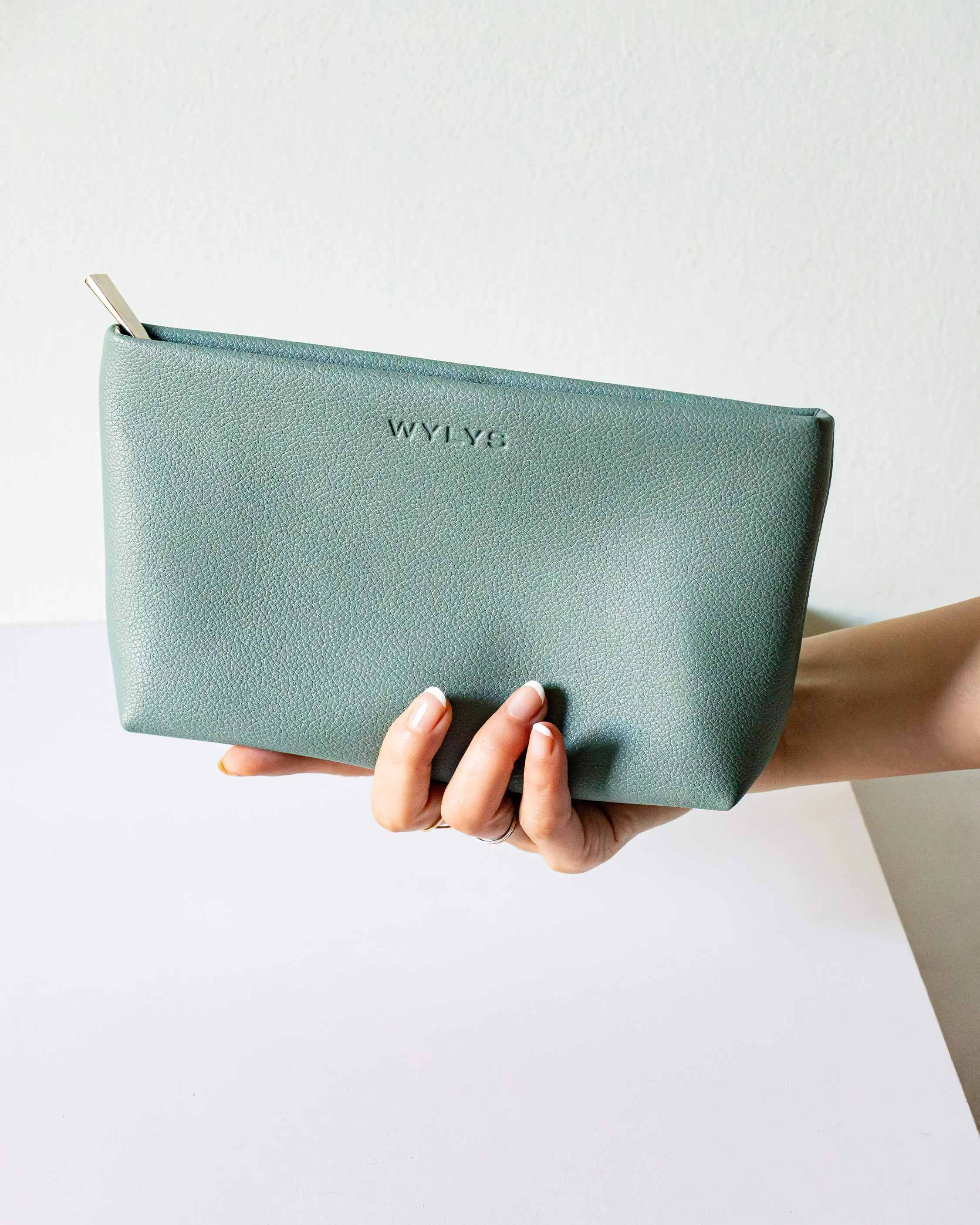 Wylys The Lift   Glow Set & Sage Verte Makeup Bag ($355 Value)